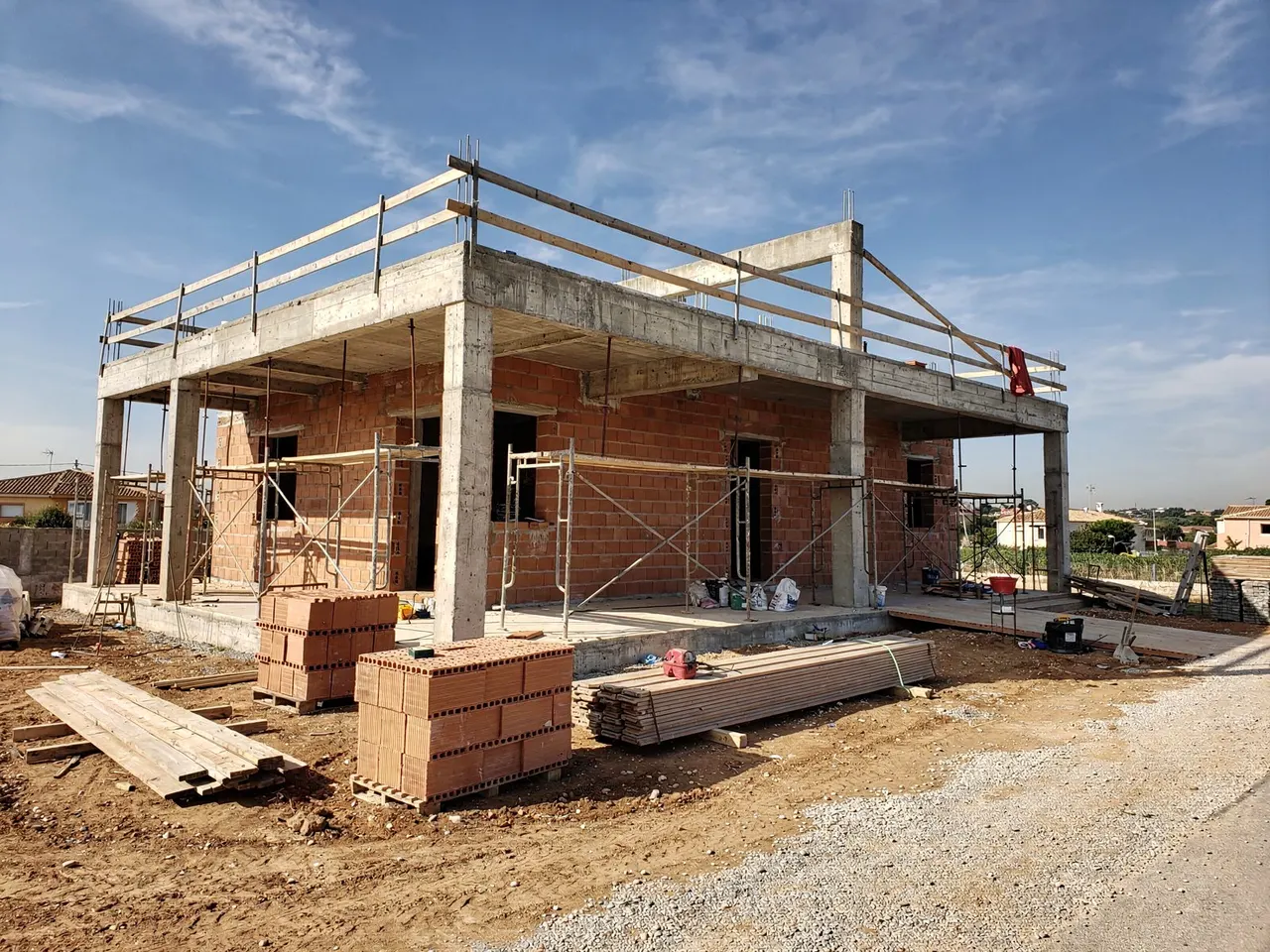 Estructura de hormigón y cerramiento de ladrillo de una vivienda en obra