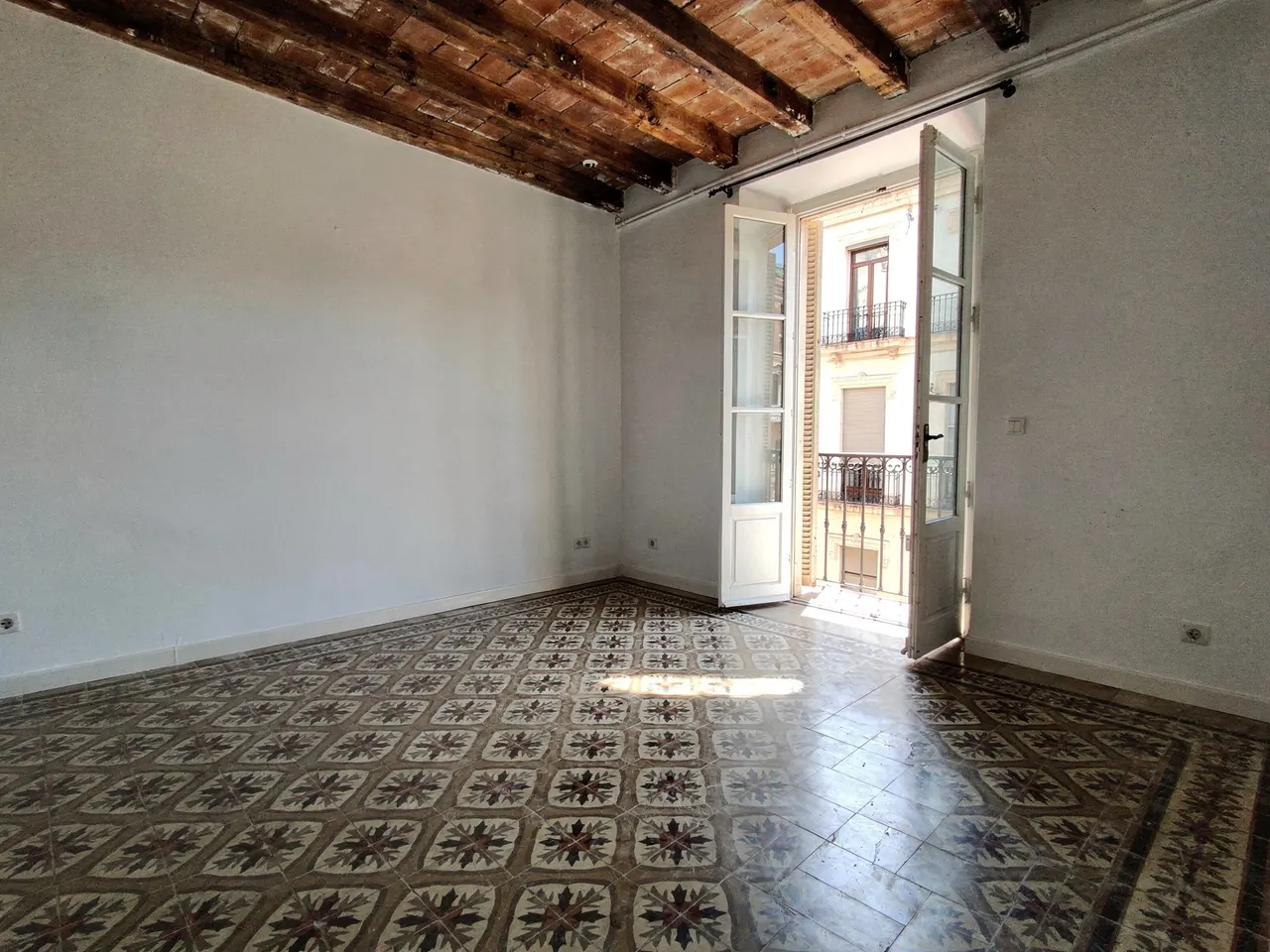 Suelo hidráulico y vigas de madera de un piso antiguo
